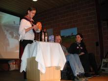 Theater: Bedienung im Flugzeug