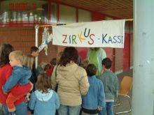 Die Zirkuskasse hat ge&ouml;ffnet - alle erhalten ein Namensschildchen