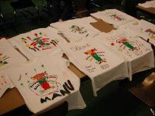 Ein paar der fertigen Ferienclub-T-Shirs