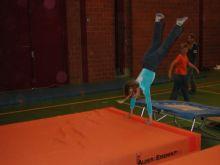 Die Artisten &uuml;ben mit dem Trampolin