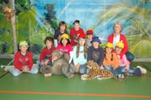 Mogli/orange: Livia Vanessa Salome Nico Tanja Andr� Selin Ivan Emanuel Jacob mit Elsbeth und Stefanie