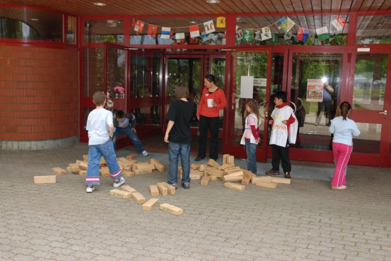 Der Jenga Turm am Boden zerst&ouml;rt