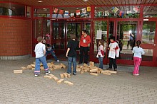 Der Jenga Turm am Boden zerst&ouml;rt